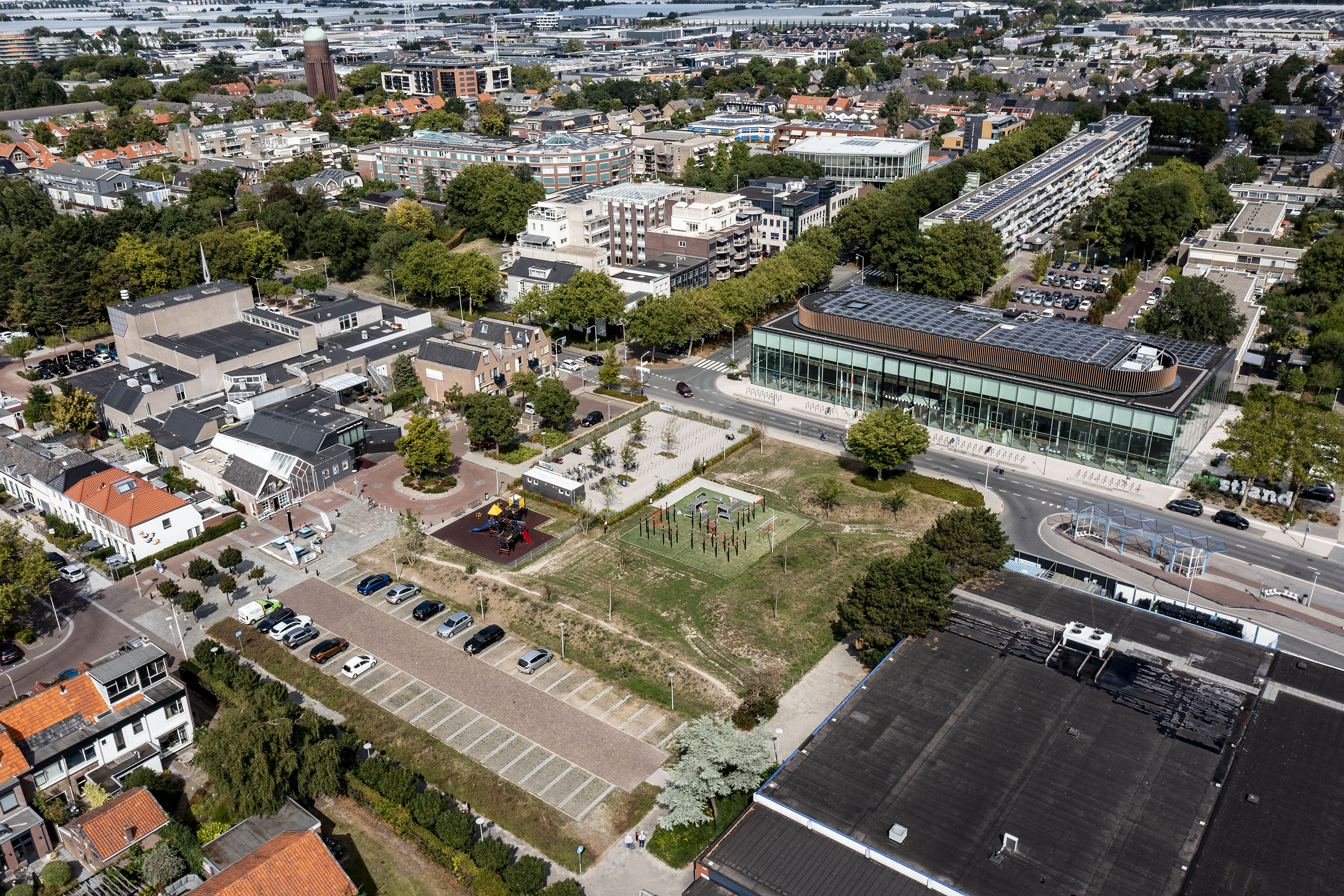 Luchtfoto gemeentehuis en omgeving